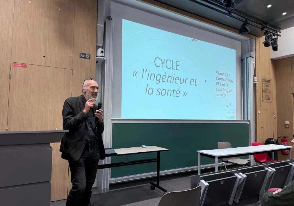 Un intervenant présente le cycle « L'ingénieur et la santé » devant l'amphithéâtre